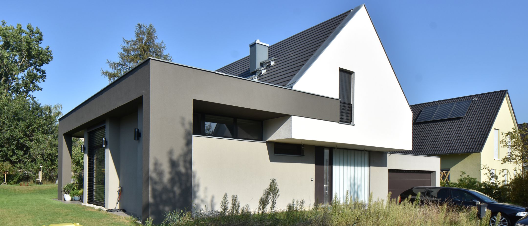 Neubau eines modernen Einfamilienhauses - Straßenansicht